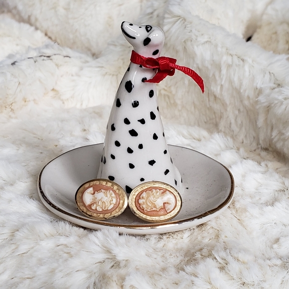 vintage carved shell cameo earrings - Picture 4 of 7